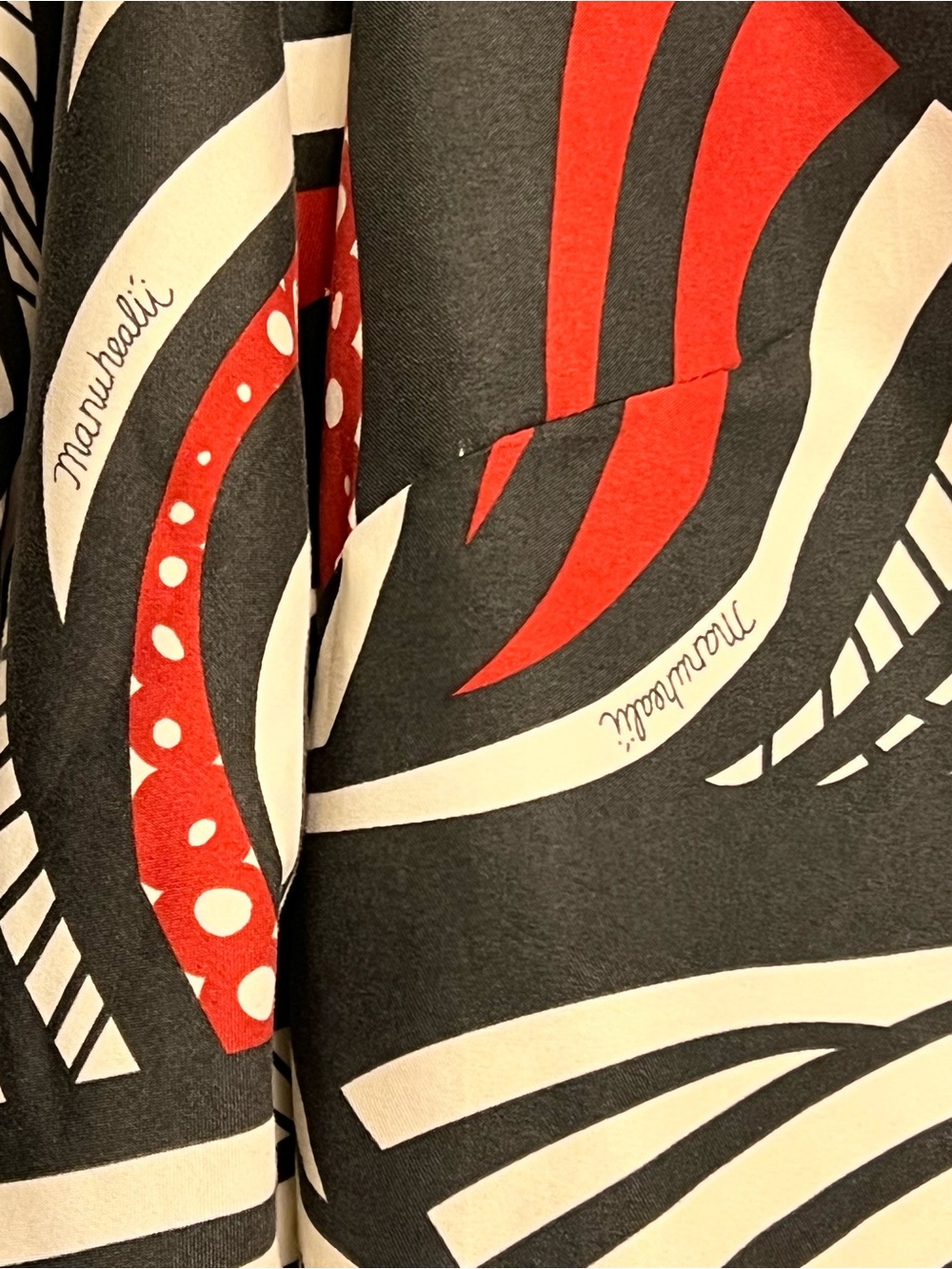 Manuhealii 3/4 bell sleeve blouse with waves design - Picture 7 of 7